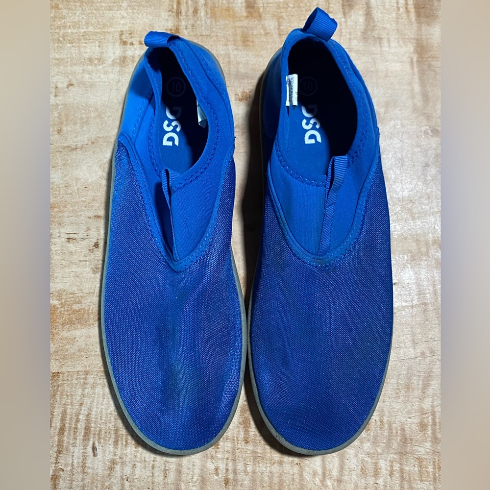 DSG Mens size 10 water shoes - blue with gray bottoms